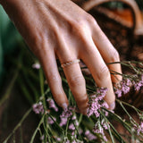 Alliance Colette or jaune et diamant, portée