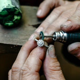 Bague de fiançailles Adèle or blanc palladié et diamants, dans l'atelier