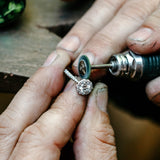 Bague de fiançailles Adèle or blanc palladié et diamants, dans l'atelier