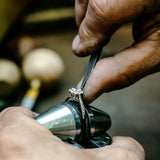Bague de fiançailles Adèle or blanc palladié et diamants, dans l'atelier