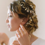 pic pour cheveux en perle, fils dorés et fleurs porté