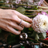 Alliance Hortense en or blanc palladié diamants tailles marquise et brillant, portée