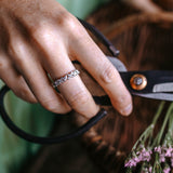 Alliance Hortense en or blanc palladié diamants tailles marquise et brillant, portée