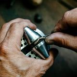 Alliance Vivienne en or jaune et diamants, dans l'atelier