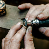 Alliance Vivienne en or jaune et diamants, dans l'atelier