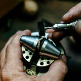 Alliance Vivienne en or jaune et diamants, dans l'atelier