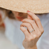 Alliance Olivia en or blanc palladié et diamants marquises, portée