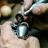 Alliance Olivia en or blanc palladié et diamants marquises, dans l'atelier de joaillerie