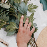 Alliance Cyrielle en or éthique et diamants, portée