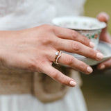 Alliance Cyrielle en or éthique et diamants, portée