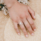 Alliance Cyrielle en or éthique et diamants, portée avec une bague de fiançailles