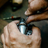 Alliance Valentine en or jaune éthique et diamants, dans l'atelier de joaillerie