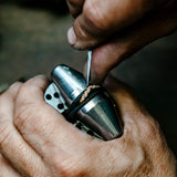 Alliance Valentine en or jaune éthique et diamants, dans l'atelier de joaillerie