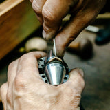 Alliance Valentine en or jaune éthique et diamants, dans l'atelier de joaillerie