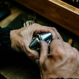 Alliance Olivia en or blanc palladié et diamants marquises, dans l'atelier de joaillerie