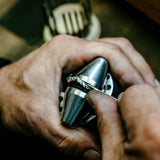 Alliance Olivia en or blanc palladié et diamants marquises, dans l'atelier de joaillerie