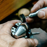 Alliance Olivia en or blanc palladié et diamants marquises, dans l'atelier de joaillerie