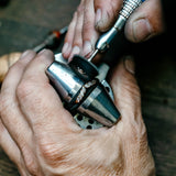 Alliance Olivia en or blanc palladié et diamants marquises, dans l'atelier de joaillerie