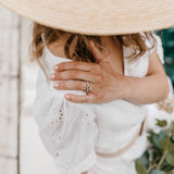 Alliance Olivia en or blanc palladié et diamants marquises, portée