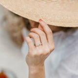 Alliance Olivia en or blanc palladié et diamants marquises, portée