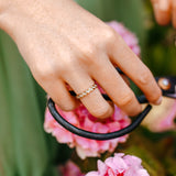 Alliance Colette or jaune et diamant, portée