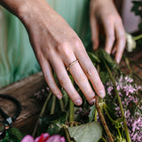 Alliance Clara en or éthique et diamants, portée