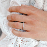 Alliance Clara en or et diamants, portée