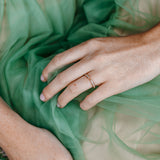 Alliance Juliette en or jaune et diamants, portée