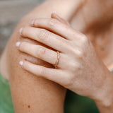 Alliance Juliette en or jaune et diamants, portée