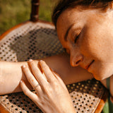 Alliance Juliette en or jaune et diamants, portée