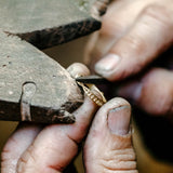 Alliance Juliette en or jaune et diamants, en cours de fabrication à l'atelier