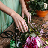 Alliance Clara en or éthique et diamants, portée