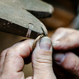 Alliance Clara en or éthique et diamants, dans l'atelier en cours de fabrication