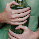 Alliance Astrid en diamants et or éthique, portée