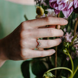 Alliance Astrid en diamants et or éthique, portée