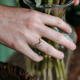 Alliance Astrid en diamants et or éthique, portée