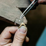 Alliance Astrid en diamants et or éthique, à l'atelier