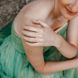 Alliance Astrid en diamants et or éthique, portée