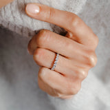 Alliance Colette or blanc et diamant, portée