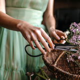 Alliance Colette or jaune et diamant, portée